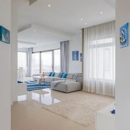 Luxury Ph With Rooftop Pool In By Homely Apartament
