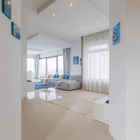 Apartmán Luxury Ph With Rooftop Pool In By Homely *