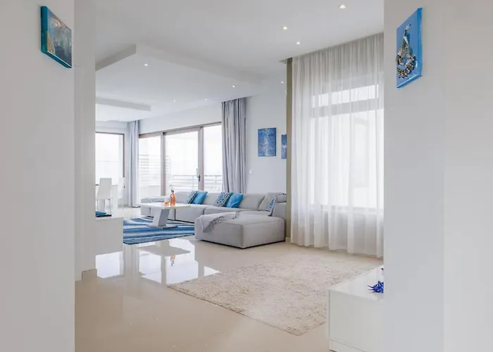 Apartment Luxury Ph With Rooftop Pool In By Homely *