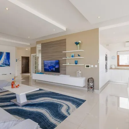 Luxury Ph With Rooftop Pool In By Homely Lägenhet