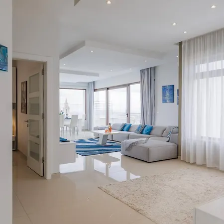 Lägenhet Luxury Ph With Rooftop Pool In By Homely