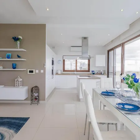 Luxury Ph With Rooftop Pool In By Homely Mellieħa