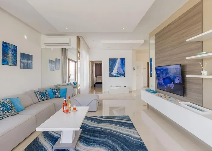 Luxury Ph With Rooftop Pool In By Homely Daire *